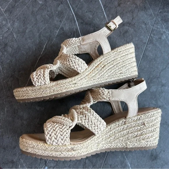 Naturalizer Cream Sandals with Woven Design - Picture 6 of 8